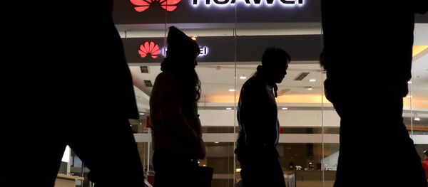 Pedestrians walk past a Huawei retail shop in Beijing Thursday, Dec. 6, 2018 - Sputnik 日本