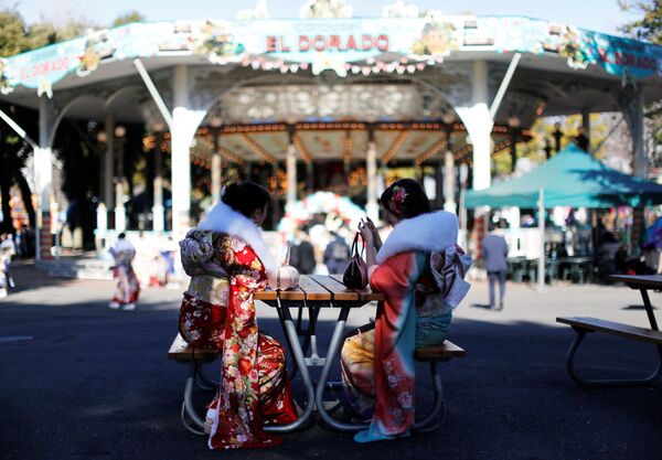成人となったことを祝い、着物姿で散策する女性たち - Sputnik 日本