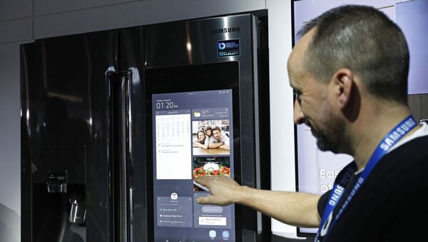 Презентация умного холодильника Family Hub от Samsung с функцией искусственного интеллекта на выставке CES International в Лас-Вегасе - Sputnik 日本