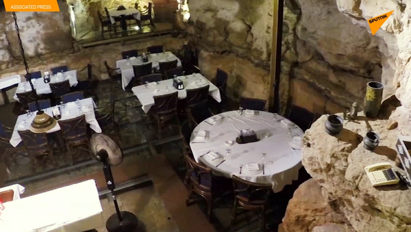 古代洞窟のレストラン　ガラスの床もテーブル越しに崖を鑑賞 - Sputnik 日本