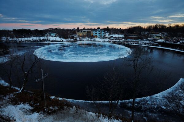 米メイン州のウェストブルック市内を流れるプレサンプスコット川を漂う円盤状の氷 - Sputnik 日本
