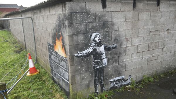 Artwork by street artist Banksy, Thursday Dec. 20, 2018, which appeared on a garage wall in Taibach, Port Talbot, south Wales. Street artist and social commentator Banksy has apparently popped up in Wales, leaving a new artwork on a garage in Port Talbot that references the town's air pollution. - Sputnik 日本