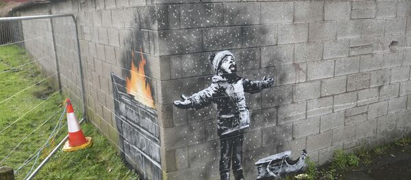 Artwork by street artist Banksy, Thursday Dec. 20, 2018, which appeared on a garage wall in Taibach, Port Talbot, south Wales. Street artist and social commentator Banksy has apparently popped up in Wales, leaving a new artwork on a garage in Port Talbot that references the town's air pollution. Artwork by street artist Banksy, Thursday Dec. 20, 2018, which appeared on a garage wall in Taibach, Port Talbot, south Wales. Street artist and social commentator Banksy has apparently popped up in Wales, leaving a new artwork on a garage in Port Talbot that references the town's air pollution. - Sputnik 日本