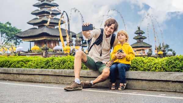 Туристы фотографируются у храма Улун Даноу на Бали - Sputnik 日本
