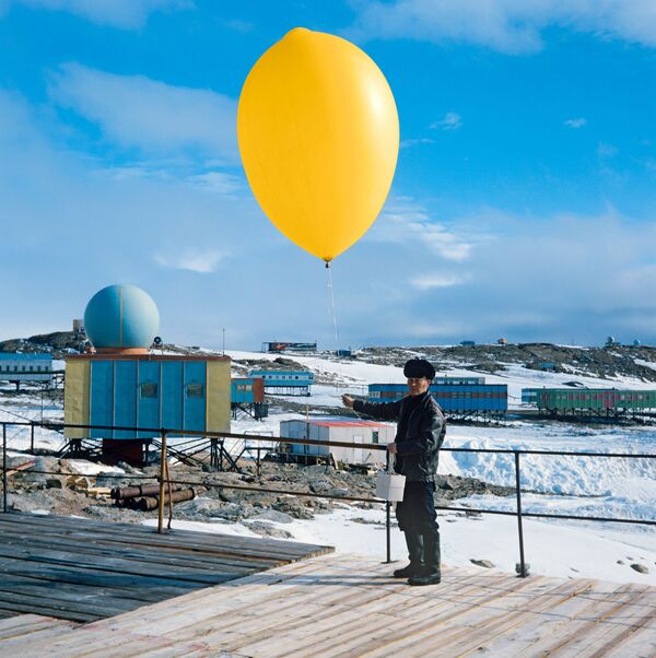 第２５ソ連南極探検隊の航空学者ボリス・デュコフ氏がラジオゾンデ発射 - Sputnik 日本