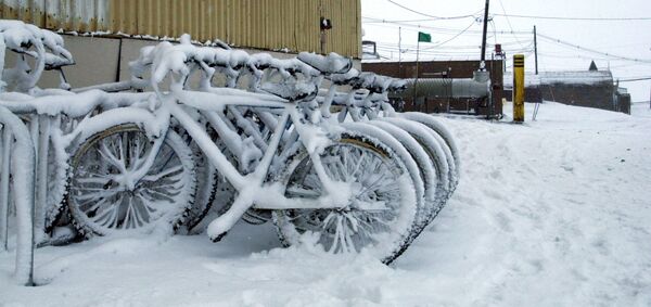 夏の雪嵐で新雪が積もった自転車 - Sputnik 日本