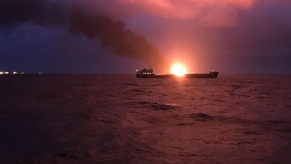 ケルチ海峡で２船舶が炎上　うち１隻で爆発か - Sputnik 日本