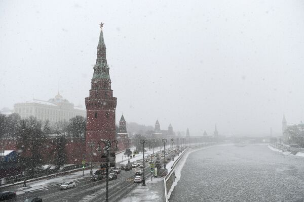 モスクワで雪が降る中のクレムリン河岸通り - Sputnik 日本