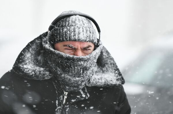 モスクワで雪が降る中、歩く通行人е - Sputnik 日本