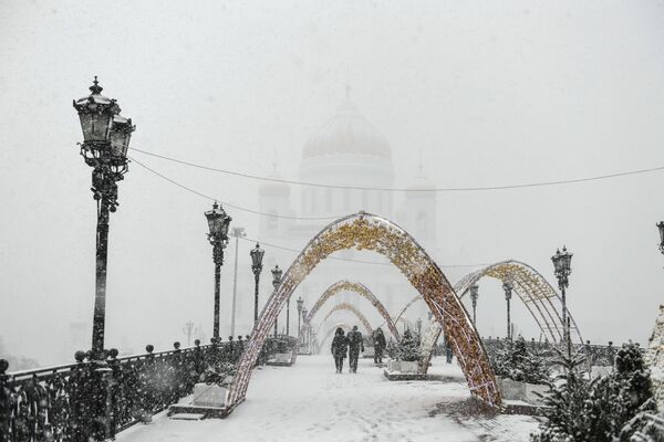 雪が降る中のパトリアルシー橋と救世主ハリストス大聖堂 - Sputnik 日本