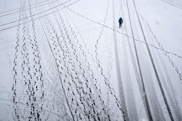 雪が降る中、ゴーリキー公園を歩く通行人 - Sputnik 日本