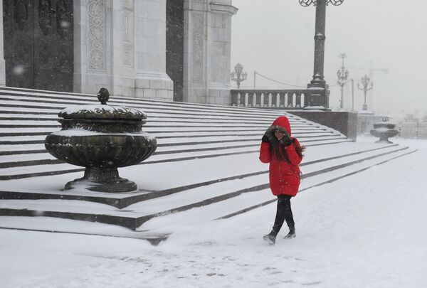 雪が降る中、救世主ハリストス大聖堂のそばを歩く若い女性 - Sputnik 日本