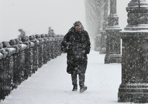 雪が降る中、ボリショイ・モスクヴォレツキー橋を渡る通行人 - Sputnik 日本
