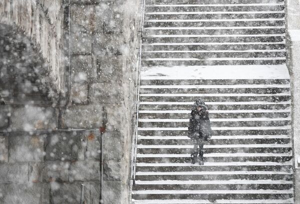 雪が降る中、階段を下りる若い女性 - Sputnik 日本