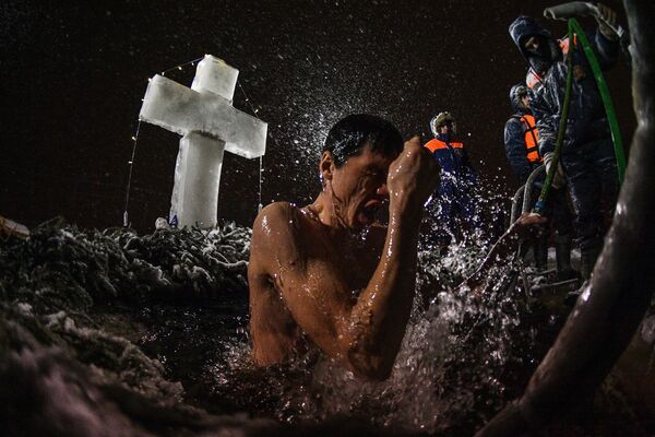 ロシア正教会の洗礼祭の伝統行事である沐浴を行う男性 - Sputnik 日本