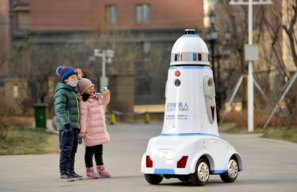 パトロールロボットと子供たち。中国の内モンゴル自治区フフホト市で - Sputnik 日本