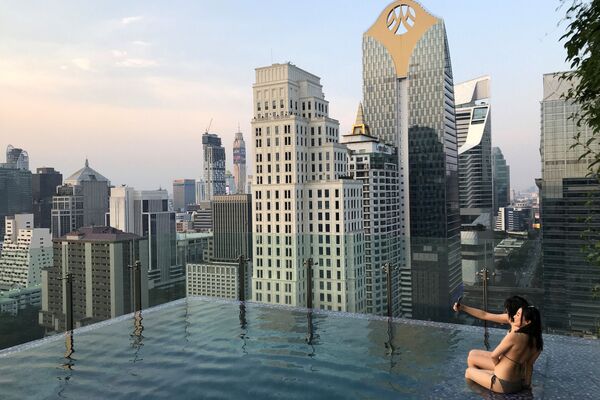 タイ・バンコク中心部にあるホテル屋上のプールでくつろぐ人 - Sputnik 日本