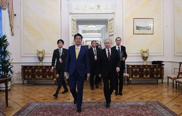 露モスクワで露日首脳会談を行ったロシアのプーチン大統領と日本の安倍首相 - Sputnik 日本