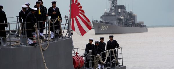 Japanese navy officers stand on the deck of Japan Maritime Self-Defense Force's vessel docked at Thilawa port, Myanmar, Monday, Sept. 30, 2013 Japanese navy officers stand on the deck of Japan Maritime Self-Defense Force's vessel docked at Thilawa port, Myanmar, Monday, Sept. 30, 2013 - Sputnik 日本