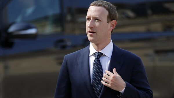 Facebook's CEO Mark Zuckerberg, arrives to meet France's President Emmanuel Macron after the Tech for Good Summit at the Elysee Palace in Paris, Wednesday, May 23, 2018. French President Emmanuel Macron seeks to persuade Facebook CEO Mark Zuckerberg and other internet giants to discuss tax and data protection issues at a Paris meeting set to focus on how they could use their global influence for the public good - Sputnik 日本