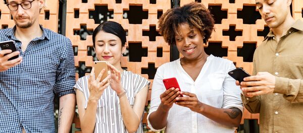 スマホを使っている人々(アーカイブ写真) スマホを使っている人々(アーカイブ写真) - Sputnik 日本