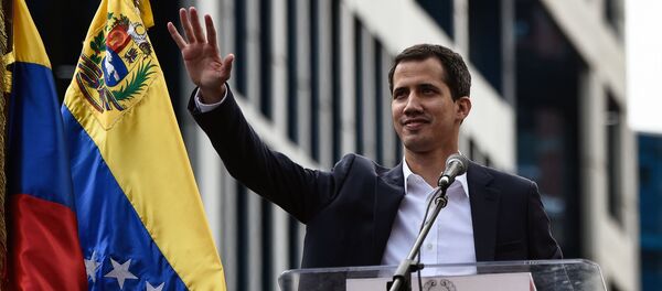 Venezuela's National Assembly head Juan Guaido waves to the crowd during a mass opposition rally against leader Nicolas Maduro in which he declared himself the country's acting president, on the anniversary of a 1958 uprising that overthrew military dictatorship, in Caracas on January 23, 2019. Venezuela's National Assembly head Juan Guaido waves to the crowd during a mass opposition rally against leader Nicolas Maduro in which he declared himself the country's acting president, on the anniversary of a 1958 uprising that overthrew military dictatorship, in Caracas on January 23, 2019. - Sputnik 日本