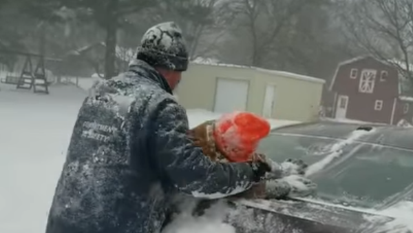 米男性、息子を外出させたついでに車の雪下ろしをする方法を考案 - Sputnik 日本