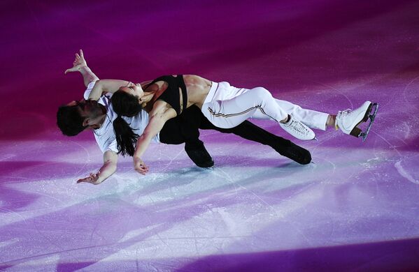 フィギュアスケートグランプリ（ＧＰ）シリーズ第５戦のエキシビションで演技を披露するソフィヤ・エフドキモワ、エゴール・バジンの両選手 - Sputnik 日本
