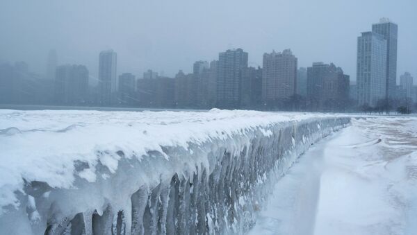 Лед на дорожке на пляжа у озера Мичиган в Чикаго - Sputnik 日本