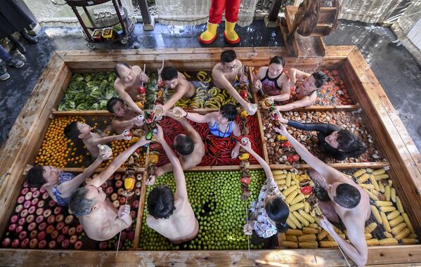 中国・杭州市にあるホテルで、春節を前に果物と野菜で満たされた温泉で時を過ごす宿泊客たち - Sputnik 日本