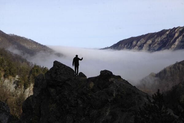 ロシアにある峡谷で、霧の写真を撮影する観光客 - Sputnik 日本
