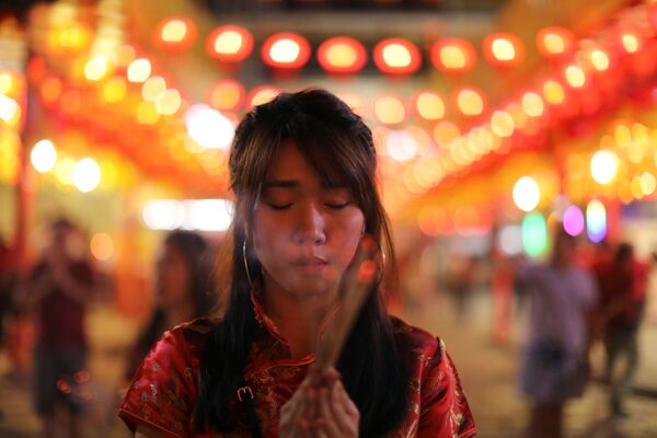 祈りをささげる女性　タイ - Sputnik 日本