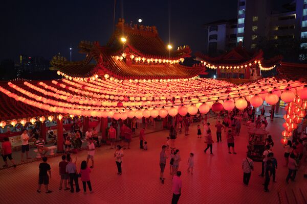 寺院の赤い灯明と来訪者　マレーシア - Sputnik 日本