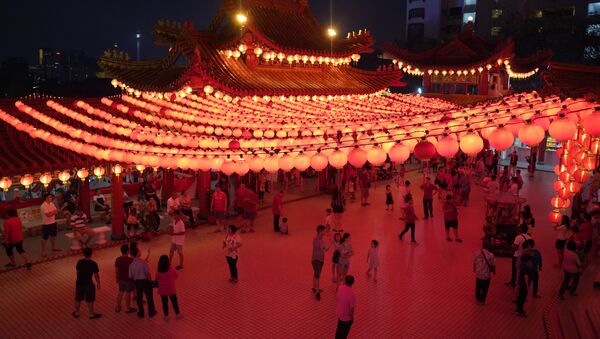 寺院の赤い灯明と来訪者　マレーシア - Sputnik 日本