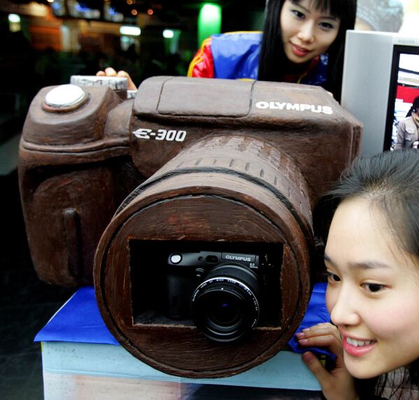 バレンタインデー用１メートルの巨大カメラ型チョコのプレゼン　韓国　ソウル - Sputnik 日本