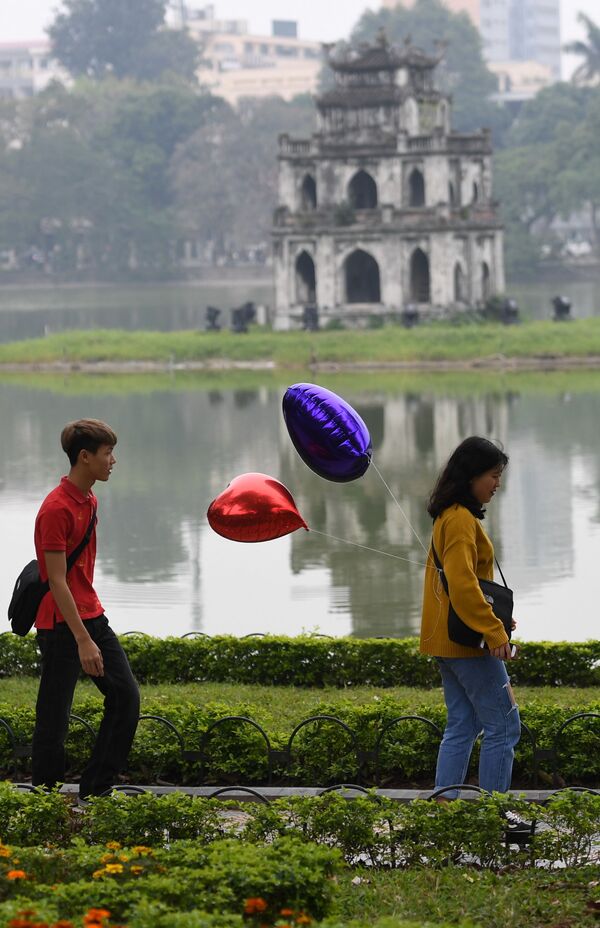 公園を歩くカップル　ベトナム　ハノイ - Sputnik 日本