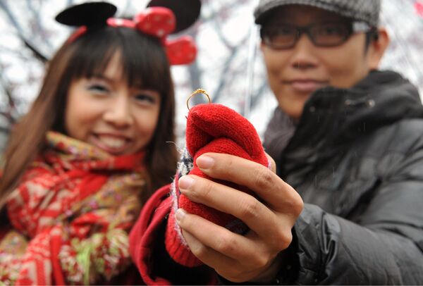 バレンタインデーのお祝いに指輪をしたカップル　台湾 - Sputnik 日本