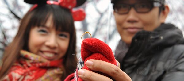 バレンタインデーのお祝いに指輪をしたカップル　台湾 - Sputnik 日本