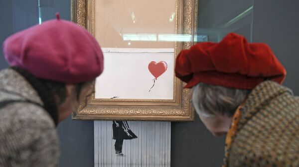 Посетители смотрят на самоуничтожившуюся после продажи на аукционе картину художника Бэнкси Девочка с воздушным шаром, которая теперь называется Любовь в мусорном баке, в Музее современного искусства в Баден-Бадене, Германия - Sputnik 日本