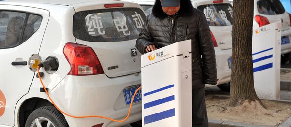 Мужчина заряжает электрокар на зарядной станции в Линане, Китай - Sputnik 日本