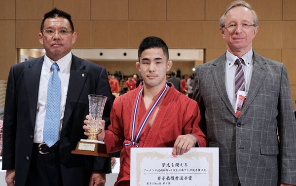 当連盟副会長浅井信幸、馬場元気選手（勝者）、ロシア外交官ミハイル・ガルージン - Sputnik 日本