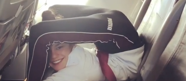 遠距離飛行で一番楽な姿勢はこれよ! 豪州の少女が驚きのお手本 遠距離飛行で一番楽な姿勢はこれよ! 豪州の少女が驚きのお手本 - Sputnik 日本