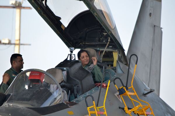 戦闘機の操縦席に座るインドのニルマラ・シタラマン国防相 - Sputnik 日本