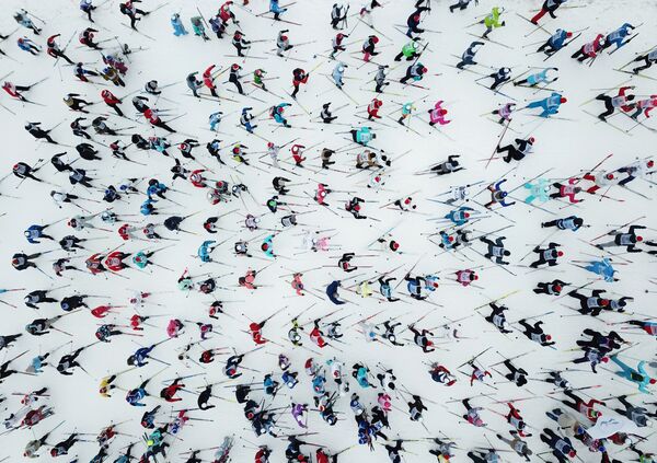 ロシアのモスクワ州で開催された、大勢による距離スキー競技に参加する人々 - Sputnik 日本