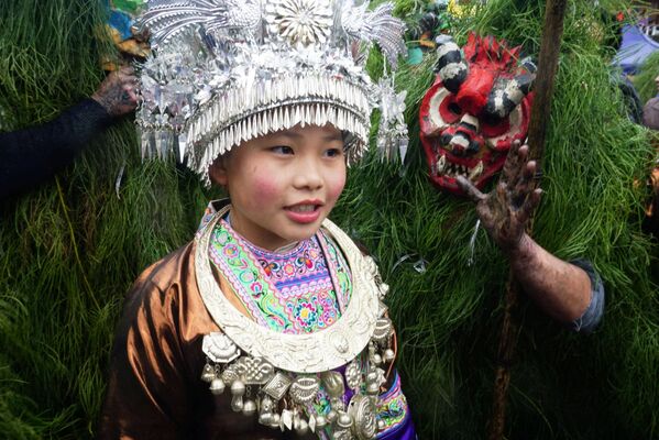 民族衣装を着た中国のミャオ族の少女 - Sputnik 日本