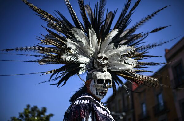 メキシコシティで行われた浄化の儀式に参加するメキシコ先住民の男性 - Sputnik 日本
