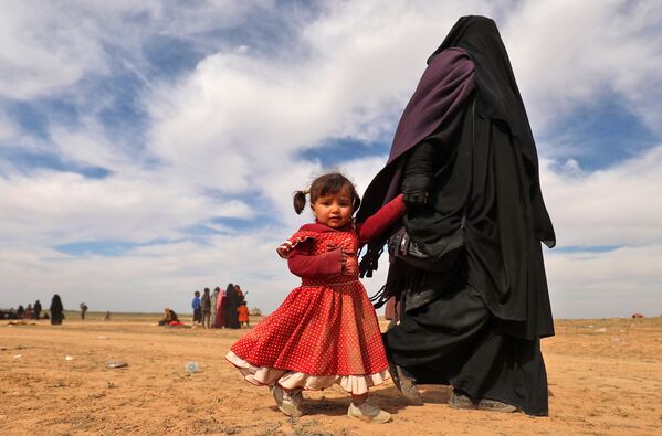 自分の娘を連れた避難民の女性　シリア - Sputnik 日本