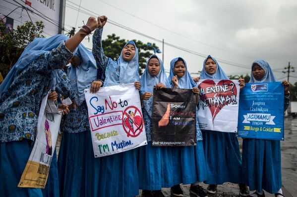 インドネシアのスラバヤでバレンタインデーに反対する集会に参加する、イスラム教徒の学生たち - Sputnik 日本