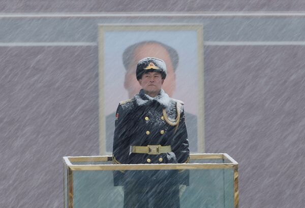 中国の北京で雪が降る中、毛沢東の肖像画のそばで警備に当たる軍人 - Sputnik 日本