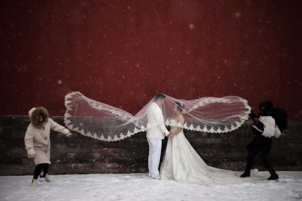 中国の北京で雪が降る中行われた、結婚式のフォトセッション - Sputnik 日本